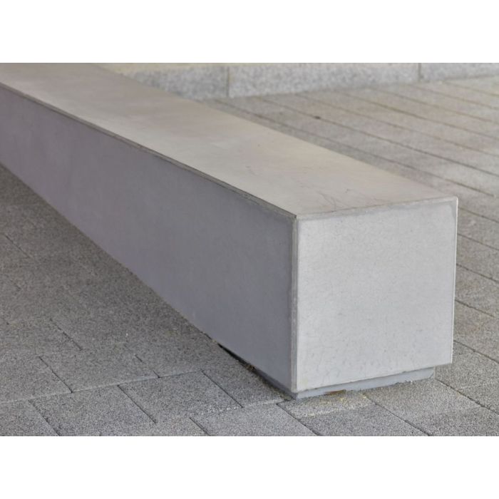 Betonnen zitbank met rechte hoeken