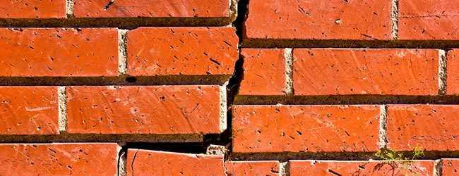 Verticale scheuren in stenen gevel herstellen