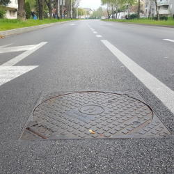 nodulair putdeksel in de straat verwerkt